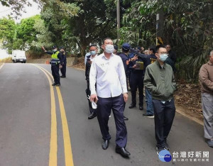 雲林警察局長朱宗泰落實走動管理發掘問題，率隊親赴車禍事故現場會勘，審視有無道路交通工程改善之必要。