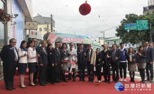 各界佳賓見證扶輪社捐贈醫療車。（記者扶小萍攝）
