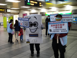 消防局為加強防範CO中毒，特地於板橋區新埔捷運站三猿廣場舉行「快閃CO平安宣導員」活動