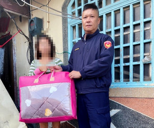 北港警方因應寒流來襲啟動關懷措施，派員至獨居長者住處設置巡邏箱，並致贈棉被等生活用品，籲請長輩要做好禦寒保暖工作。