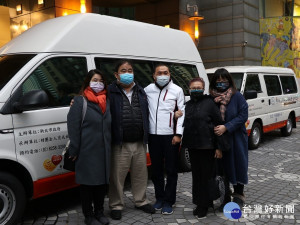智英科技董事長林宴臨（左2）偕妻女捐贈2輛復康巴士，侯友宜市長代表受贈