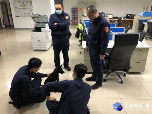 新北市動保處協助三峽北大派出所機關犬進行寵物登記完成絕育手術