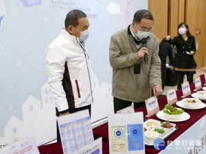侯友宜31日親赴三重的「美麗人生產後護理之家」，實地了解業者自律使用國產豬肉情形，以確保產後婦女於月子期間食品安全