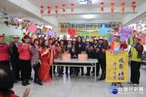 家照協會為鳳梨樂團準備300場慶生蛋糕。（記者扶小萍攝）
