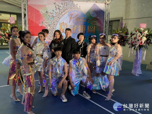 能仁家商「家政群科」聯合畢業成果展，12 月 31 日於該校活動中心盛大舉行，校長洪志旻出席成果展，鼓勵學生「一技在身、亮麗一生」 （記者黃村杉攝）