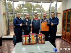 信義警分局員警榮退，分局長致贈紀念品祝福。