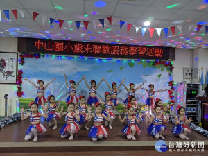 板橋區中山國小師生2020年的歲末12月31日特別來到板橋榮家陪伴爺爺奶奶