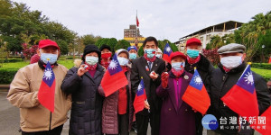 板橋榮家長輩們歡欣鼓舞，自動自發相互扶持，踴躍參加「永不缺席」的升旗典禮