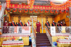 行動佛殿117站台北中正紀念堂，該會指導上師恆性嘉措仁波且(中)感謝台北市議員王鴻薇等貴賓蒞臨祈福