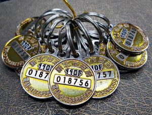 今年度全面換發閃亮亮黃金犬牌，讓家中毛寶貝戴上嶄新犬牌，走路更有風