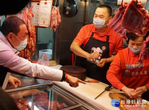 侯友宜2日至泰山公有零售市場視察販售豬肉，以及使用豬肉相關產品攤商之原產地標示情形