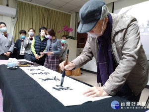 書法家連勝彥現場揮毫「真善美聖」四字，贈予文德國小甫成立的圖書館，期許每個學生學習能兼顧真善美聖的精神