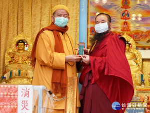 行動佛殿117站台北中正紀念堂，該會指導上師恆性嘉措仁波且(右)致贈珍貴加持物綠度母墜子給上明下光法師(左)