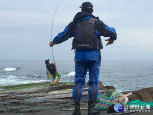 頂浪高手在東北角沿岸林立的磯釣場搶釣這些最新鮮肥美的大白毛