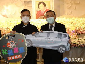 前台北縣副縣長蔡家福及家屬為了感念母親培育之恩，4日上午於母親蔡李女士告別式中，以紀念母親的名義捐贈3輛社福行動專車給新北市政府，市長侯友宜親自出席受贈 （記者黃村杉攝）