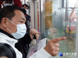 新北市長侯友宜4日前往生產CAS優良肉品的加工廠視察國產生鮮豬肉生產管理情形