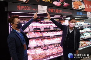 這家賣賣標示非常清楚林縣長肯定業者的用心。（縣府提供）