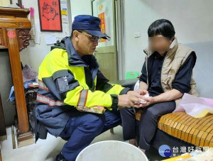 因應寒流來襲，臺西警方啟動溫馨關懷列車，由各勤區員警到轄內關懷獨居老人及遊民，提醒要注意保暖，亦讓長者們大讚「揪感心」。