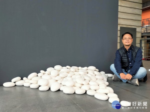 造形簡約且飽滿的石頭堆疊《Stone》，是系列作品的起始