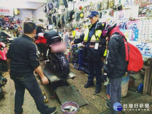 重機騎士環島旅遊，深夜於麥寮爆胎求助無門，臺西警方協調已打烊的店家伸援，讓旅程得以延續，騎士對員警熱心協助深表感激。