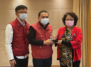 秀朗國小曾秀珠校長6日將獲獎殊榮獎牌呈獻給市長侯友宜 