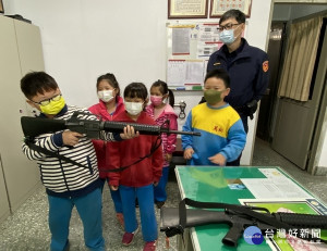 蔦松國小學童前往警所體驗波麗仕大人的工作日常，對各項裝備充滿好奇，參訪後對於警察守護治安交通的辛勞，深表尊敬與感謝。