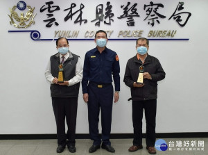 雲林縣警察局長朱宗泰表揚濁水溪書畫學會謝美在榮譽理事長及林志祥副理事長，協助推動文藝走廊空間，提供書法作品展覽。