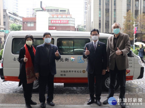台北市中興扶輪社到新北市捐車於復康巴士前合影 