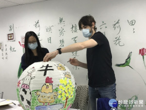  取得國籍的澳大利亞33歲田記禮先生，偕同老婆參加板橋戶所場的活動