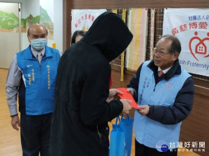 林新欽8日率基金會董事林溪水、林長寅、呂金財、李武彥等赴烏來偏區關懷弱勢家庭，致贈中低收、低收入戶每戶關懷金500元、白米兩包4公斤 
