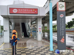 環保局指即日起針對全市交通場站、市集與觀光景點、娛樂場所、學校、公務機關等地點及周遭公共環境執行消毒作業，確保環境安全 