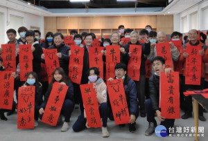 北港農工與北港高中邀請書法名家蒞校舉辦藝文講座，現場揮毫讓師生感受大師丰采，除提升藝文氣息，亦獻上滿滿祝福。