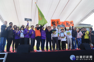 南投縣金牌農村桃米南豐珠仔山由林明溱授旗將出戰全國賽。（記者扶小萍攝）