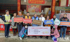 永和區公所、保福宮及有線電視業者Home+中嘉新視波等地方各界善心公益團體昨（8）日在8度的低溫下於永和保福宮舉行寒冬送暖活動