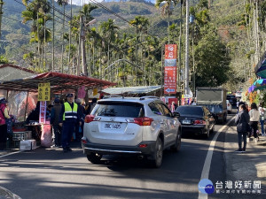 信義賞梅爆人潮、車多，警方進行交通管制。