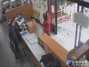 民眾到派出所求助。林重鎣攝