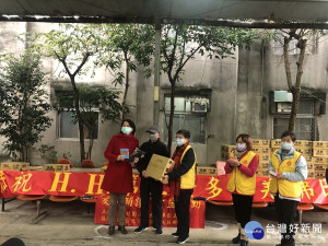 該會執行長陳和慧(左三)將物資致贈給吳興新村楊會長(左二) 