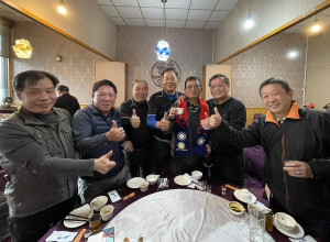 新北市榮服處長林火土率幹部出席領導士官班校友總會年終工作聯繫會報，感謝協會理事長曾永增（左四）、秘書長許桐謀(左三)等對榮民眷服務照顧