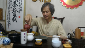 陳錦昌花費20年才培育出紫菁靈茶品。（記者扶小萍攝）