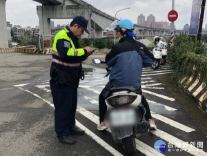 三重警分局除加強交通執法外，也透過轄內LED跑馬燈、里長辦公室及社區治安座談會議等多元管道，持續宣導交通安全觀念 