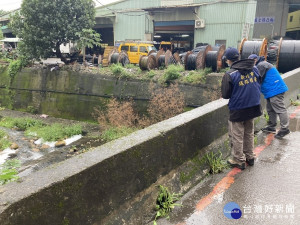 環保局指11日接獲民眾反映五股區水碓窠溪河面產生大量泡沫，立即派員前往查察