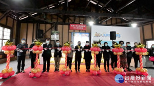 集集鎮長陳紀衡、行政院執行長蔡培慧、集集鎮代表會主席陳雅雯等貴賓為集集火車站「鐵道倉庫」啟用剪綵。(記者吳素珍攝)