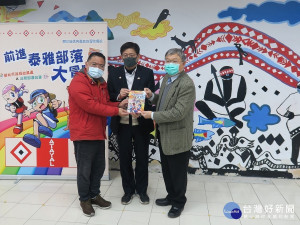 政風處長王文信贈書予烏來國中小校長陳煌燿及福山國小校長陳進德 