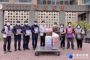 嘉義縣警局偕同欣沺慈善團隊，贈送弱勢團體800件發熱衣／陳致愷翻攝