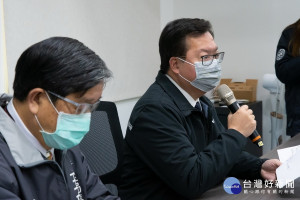 桃園市長鄭文燦在市府衛生局長王文彥陪同中召開記者會，針對桃園市新增2例新冠肺炎疫情防疫措施進行說明。