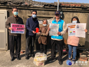七股區代理區長劉志琮關懷弱勢寒冬送暖。