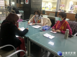 華山基金會到南投縣府募年菜送弱勢戶。（記者扶小萍攝）