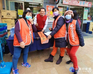 救國團北港團委會為迎接嶄新的一年，並發揚傳統年節文化，振興春聯書寫藝術，特邀書法大師揮毫寫春聯供索取，向鄉親們拜早年。