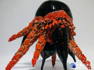 〈花微觀〉獲2014日本美濃國際陶藝競賽「佳作」肯定。

