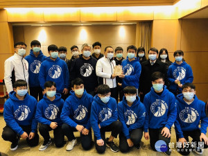 安康高中創客團隊奪FRC區域賽聯盟冠軍，13日於市政會議獻獎給市長侯友宜分享喜悅
